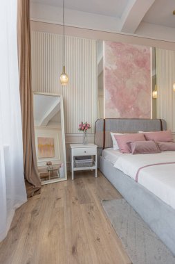 ... yatak odası ve sıcak, hassas pastel pembe ve bej renklerde ev ofisi olan bir odanın modern rahat iç tasarımı.