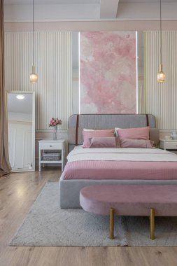 Yatak odasının yakın görüntüsü modern, yumuşak bir iç mekan sıcak, hassas pastel, pembe ve bej renkler.