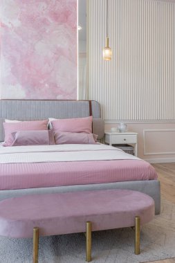 Yatak odasının yakın görüntüsü modern, yumuşak bir iç mekan sıcak, hassas pastel, pembe ve bej renkler.