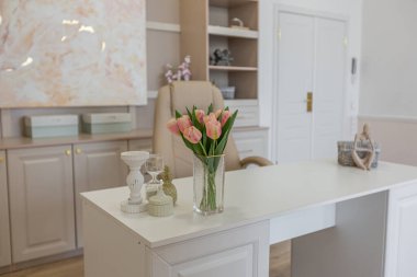 Ev ofisinin yakın bir görüntüsü modern, rahat, yumuşak bir iç mekan sıcak, hassas, pembe ve bej renkler.