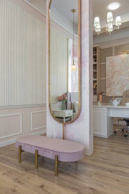 ... yatak odası ve sıcak, hassas pastel pembe ve bej renklerde ev ofisi olan bir odanın modern rahat iç tasarımı.