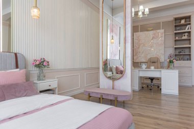 Yatak odasının yakın görüntüsü modern, yumuşak bir iç mekan sıcak, hassas pastel, pembe ve bej renkler.