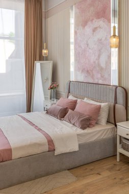 Yatak odasının yakın görüntüsü modern, yumuşak bir iç mekan sıcak, hassas pastel, pembe ve bej renkler.