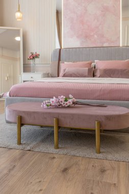 Yatak odasının yakın görüntüsü modern, yumuşak bir iç mekan sıcak, hassas pastel, pembe ve bej renkler.