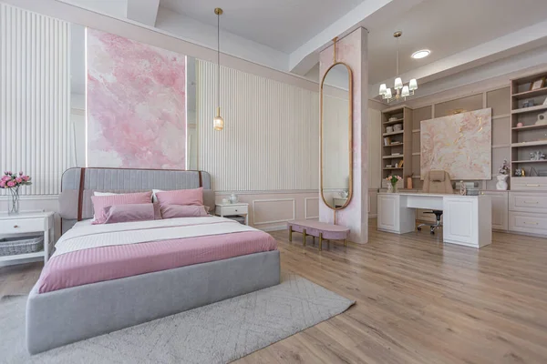 现代舒适柔软的室内设计 房间里有卧室和家庭办公室 有温暖精致的粉红和米黄色粉刷的色彩 — 图库照片