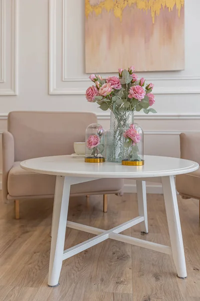 현대식 아늑하고 부드러운 내부에 따뜻하고 파스텔 핑크와 베이지 안락의자가 찻잔을 — 스톡 사진