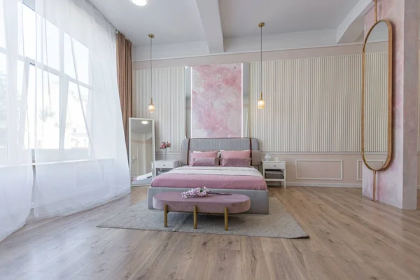 寝室と暖かい繊細なパステルピンクとベージュの色の家のオフィスと部屋のモダンな居心地の良い柔らかいインテリアデザイン — ストック写真