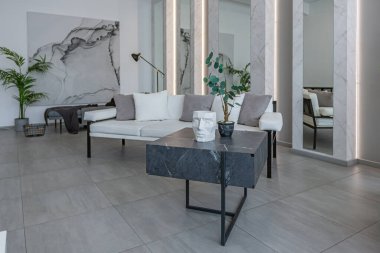 LED ışıklandırmalı dekoratif oyuklar ve gri ve beyaz renkli ve geometrik şekilli büyük bir panoramik pencere ile şık, modern yatak odası iç tasarımı