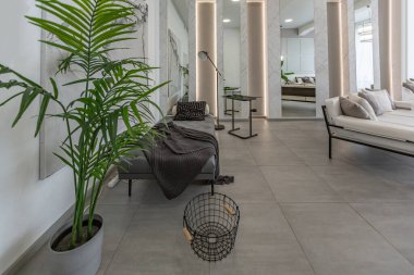 LED ışıklandırmalı dekoratif oyuklar ve gri ve beyaz renkli ve geometrik şekilli büyük bir panoramik pencere ile şık, modern yatak odası iç tasarımı