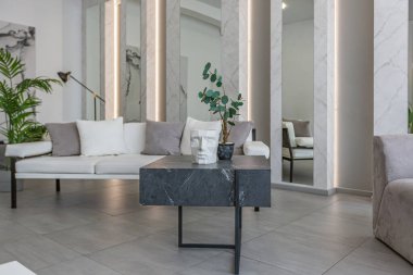 LED ışıklandırmalı dekoratif oyuklar ve gri ve beyaz renkli ve geometrik şekilli büyük bir panoramik pencere ile şık, modern yatak odası iç tasarımı