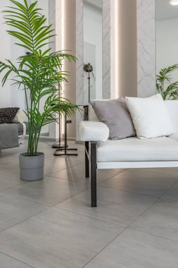 LED ışıklandırmalı dekoratif oyuklar ve gri ve beyaz renkli ve geometrik şekilli büyük bir panoramik pencere ile şık, modern yatak odası iç tasarımı