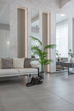 LED ışıklandırmalı dekoratif oyuklar ve gri ve beyaz renkli ve geometrik şekilli büyük bir panoramik pencere ile şık, modern yatak odası iç tasarımı