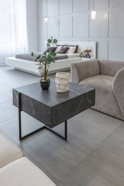 LED ışıklandırmalı dekoratif oyuklar ve gri ve beyaz renkli ve geometrik şekilli büyük bir panoramik pencere ile şık, modern yatak odası iç tasarımı