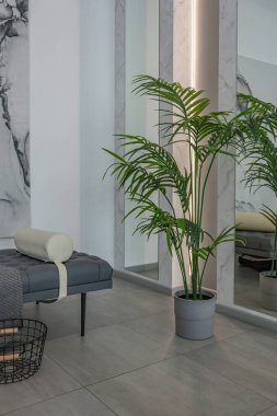 LED ışıklandırmalı dekoratif oyuklar ve gri ve beyaz renkli ve geometrik şekilli büyük bir panoramik pencere ile şık, modern yatak odası iç tasarımı