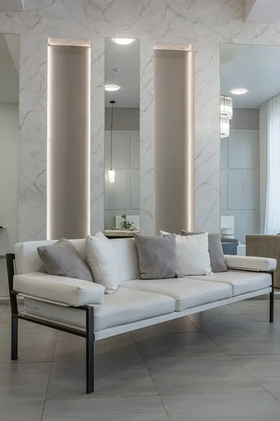 Elegant Ljus Modern Sovrum Interiör Med Dekorativa Nischer Med Led — Stockfoto