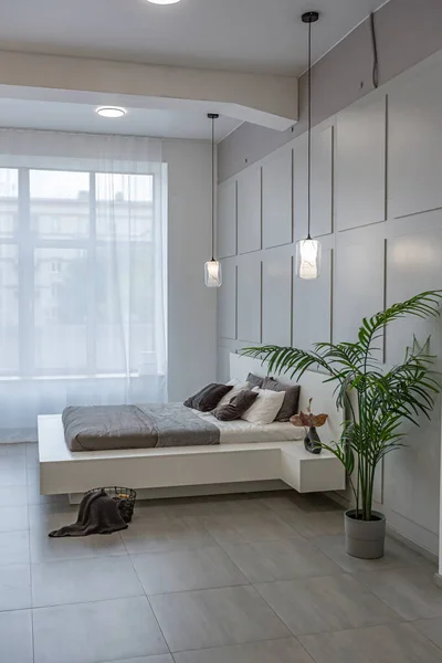 Stilvolle Helle Moderne Schlafzimmereinrichtung Mit Dekorativen Nischen Mit Led Beleuchtung — Stockfoto