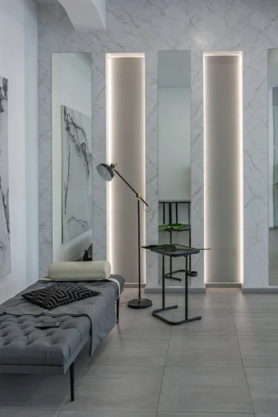 Elegante Interior Dormitorio Moderno Luminoso Con Nichos Decorativos Con Iluminación — Foto de Stock