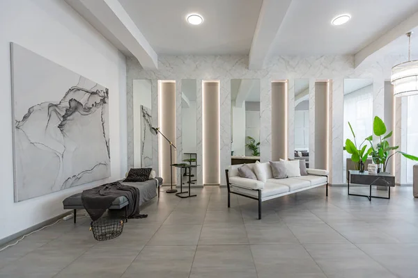 Led照明とグレーと白の色と幾何学的な形状で巨大なパノラマウィンドウで装飾的なニッチとスタイリッシュな明るい現代の寝室のインテリア — ストック写真