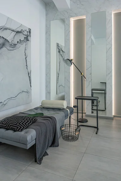 Led照明とグレーと白の色と幾何学的な形状で巨大なパノラマウィンドウで装飾的なニッチとスタイリッシュな明るい現代の寝室のインテリア — ストック写真