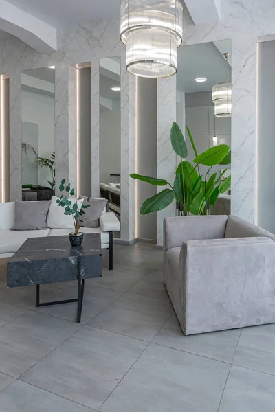 Elegante Interior Quarto Moderno Brilhante Com Nichos Decorativos Com Iluminação — Fotografia de Stock