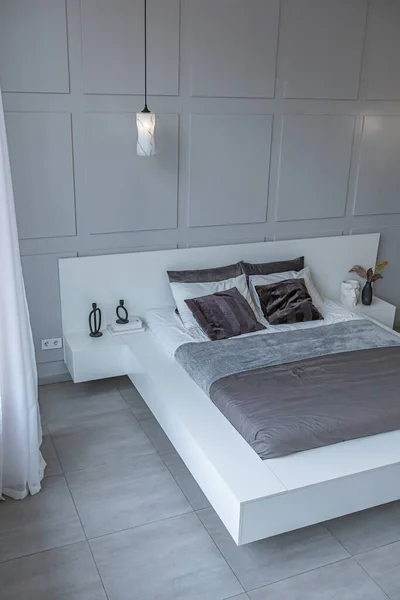 Stijlvol Licht Moderne Slaapkamer Interieur Met Decoratieve Nissen Met Led — Stockfoto