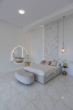 Kapalı yatak odası manzaralı, minimalist hafif, şık, lüks tasarlanmış yumuşak pastel bej renkli modern geniş bir stüdyo dairesi olan bir yer.