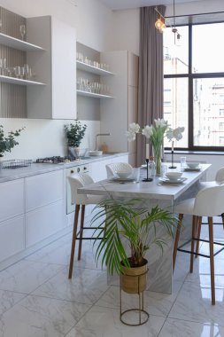 Yakın manzaralı mutfak, yemek masası ve minimalist hafif bar tabureleri yumuşak pastel bej renkli modern geniş bir stüdyo dairesinin lüks tasarımı.