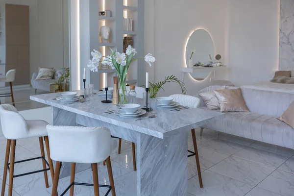 Minimalistický Světlý Elegantní Luxusní Design Moderního Prostorného Studio Apartmánu Kuchyní — Stock fotografie