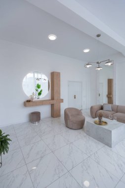 Minimalist tarzda, mermer süslemeli ve kocaman pencereli, modern bir apartman dairesi tasarımı. Mutfakta ve oturma odasında gün ışığı.
