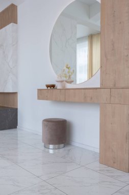 Minimalist tarzda, mermer süslemeli ve kocaman pencereli, modern bir apartman dairesi tasarımı. Mutfakta ve oturma odasında gün ışığı.