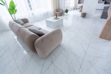 Minimalist tarzda, mermer süslemeli ve kocaman pencereli, modern bir apartman dairesi tasarımı. Mutfakta ve oturma odasında gün ışığı.