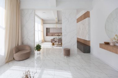 Minimalist tarzda, mermer süslemeli ve kocaman pencereli, modern bir apartman dairesi tasarımı. Mutfakta ve oturma odasında gün ışığı.