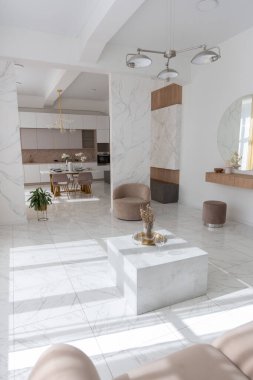 Minimalist tarzda, mermer süslemeli ve kocaman pencereli, modern bir apartman dairesi tasarımı. Mutfakta ve oturma odasında gün ışığı.