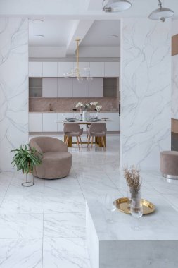 Minimalist tarzda, mermer süslemeli ve kocaman pencereli, modern bir apartman dairesi tasarımı. Mutfakta ve oturma odasında gün ışığı.