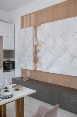 Minimalist tarzda, mermer süslemeli ve kocaman pencereli, modern bir apartman dairesi tasarımı. Mutfakta ve oturma odasında gün ışığı.