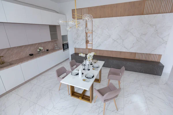 Stylová Kuchyň Jídelní Stůl Lehkém Luxusním Interiérovém Designu Moderního Bytu — Stock fotografie