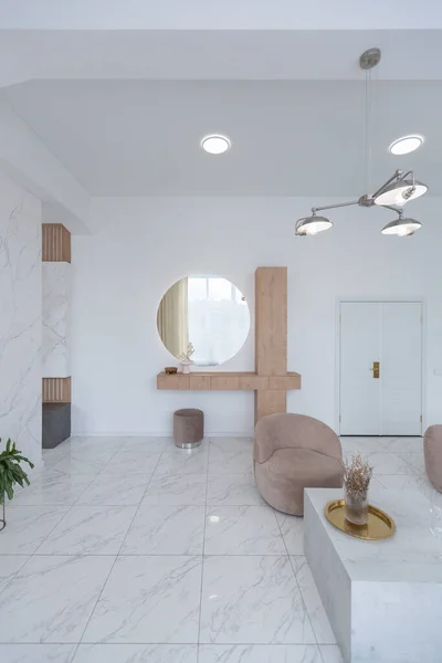 Světlý Luxusní Design Interiéru Moderního Bytu Minimalistickém Stylu Mramorovým Zdobením — Stock fotografie