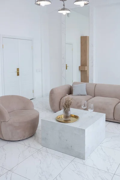 대리석 과커다란 미니멀리즘적 스타일의 현대식 아파트에 부드러운 베이지 가구가 내부의 — 스톡 사진
