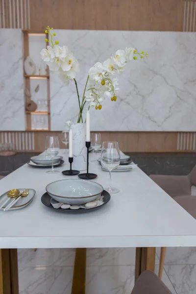 Şık Bir Mutfak Açık Renkli Bir Yemek Masası Minimalist Tarzda — Stok fotoğraf