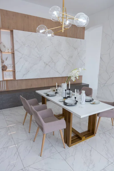 Cozinha Elegante Uma Mesa Jantar Design Interior Luxo Leve Apartamento — Fotografia de Stock