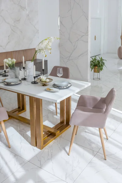 Κομψή Κουζίνα Και Ένα Τραπέζι Ένα Ελαφρύ Πολυτελές Εσωτερικό Σχεδιασμό — Φωτογραφία Αρχείου