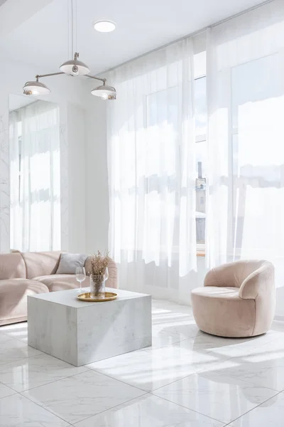 大理石のトリムと巨大な窓とミニマリストスタイルのモダンなアパートの光の豪華なインテリアデザイン 台所やリビングルームの中で — ストック写真