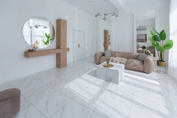 大理石のトリムと巨大な窓を備えたミニマリストスタイルのモダンなアパートの軽い高級インテリアデザインの柔らかいベージュの家具付きのリビングルーム — ストック写真