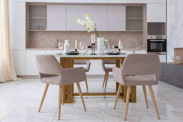 Cucina Elegante Tavolo Pranzo Insieme Design Interni Lusso Leggero Appartamento — Foto Stock