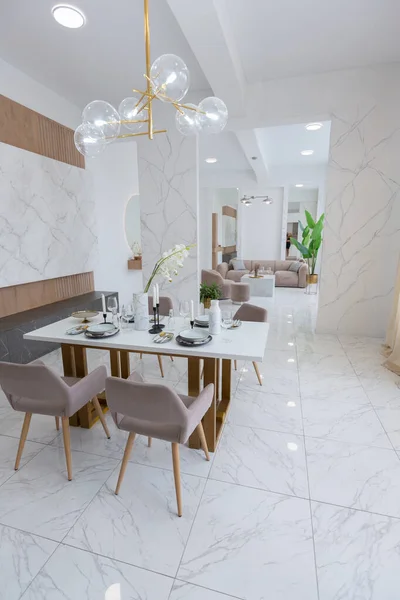 Stylová Kuchyň Jídelní Stůl Lehkém Luxusním Interiérovém Designu Moderního Bytu — Stock fotografie