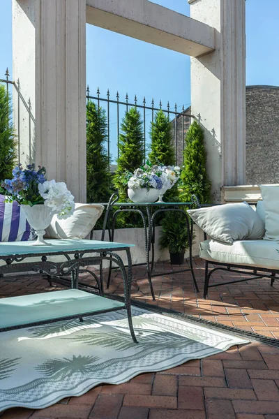 Una Elegante Terraza Una Casa Campo Con Muebles Hierro Forjado — Foto de Stock