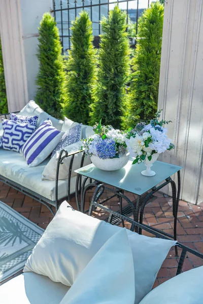 Una Elegante Terraza Una Casa Campo Con Muebles Hierro Forjado — Foto de Stock