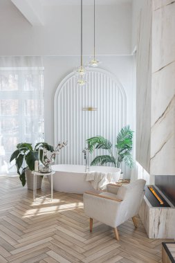 Güneşli bir günde şık modern parlak tasarımı, giyinme odası, yatak odası, oturma odası ve banyosu olan geniş, açık planlı bir daire.