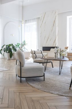 Güneşli bir günde şık modern parlak tasarımı, giyinme odası, yatak odası, oturma odası ve banyosu olan geniş, açık planlı bir daire.