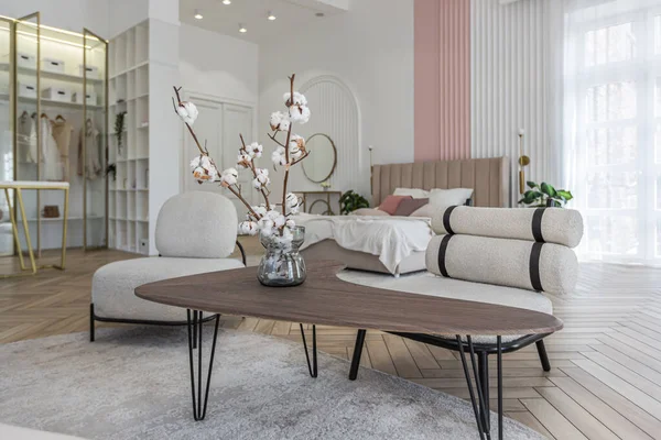 広々としたオープンプランのアパートメントには 創造的なコーヒーテーブルとファッショナブルな内装の家具があり 日当たりの良い日にスタイリッシュなモダンな明るいデザイン — ストック写真